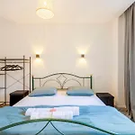 Ereva Seaside 1 Bedroom Modern דירה